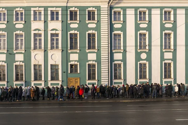 Sankt Petersburg, Ryssland, 02 januari 2020. En lång kö i Kunstkameramuseet — Stockfoto
