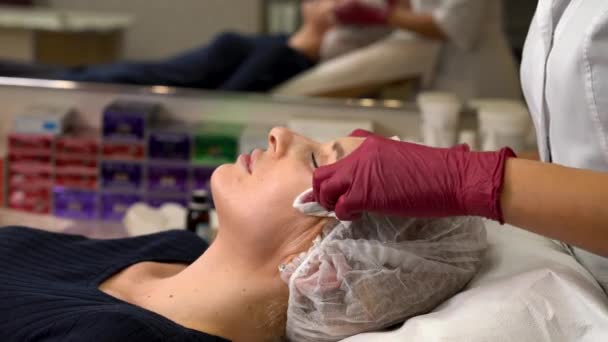 Cosmético Limpia Cara Mujer Joven Después Recibir Tratamiento Piel Facial — Vídeo de stock