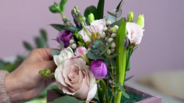 Mükemmel çiçek gül, eustomas, sümbül, Şakayık ve okaliptüs yaprakları düzenleme görünümünü kapat.