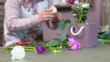 Bulanık Çiçekçi Çiçek kompozisyon üzerinde arka plan yapmak bir önlük. Güzel ve taze kesme çiçekler ön üzerinde.