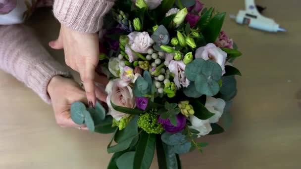 Arranjando Flores Uma Grande Composição Flores Sombras Violetas Vista Cima — Vídeo de Stock