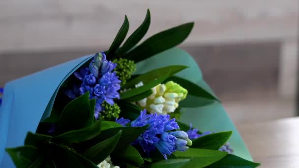 Närbild Tabell Med Vertikala Pan Blommor Bukett — Stockvideo