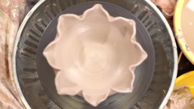 Clayware iplik potter's tekerlek üzerinde muhteşem manzarası bir çiçek şeklinde.