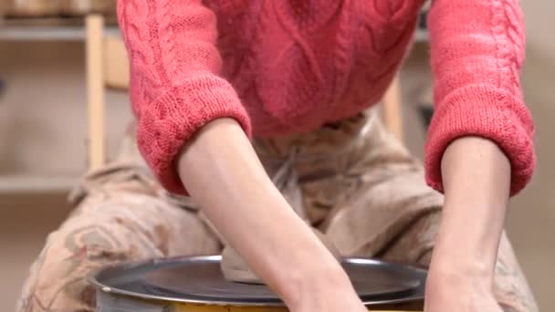 Een Klomp Klei Begint Draaien Het Wiel Van Potter Keramisch — Stockvideo