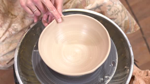 Widok Góry Zbliżenie Pottera Dostosowanie Kształtu Clayware Mokrymi Palcami Warsztat — Wideo stockowe