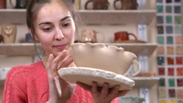 Potter Instects Faz Toques Finais Para Vaso Barro Cru Localizado — Vídeo de Stock