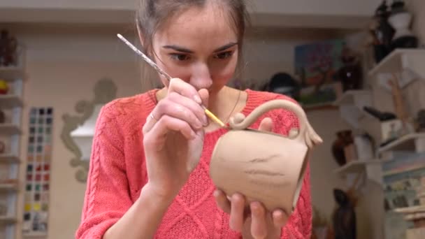 Feliz Ceramista Chica Fijación Superficie Una Taza Arcilla Cruda Con — Vídeos de Stock