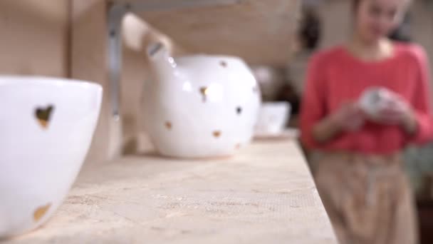 Chica Feliz Poniendo Una Taza Blanca Pura Titulada Con Letras — Vídeos de Stock