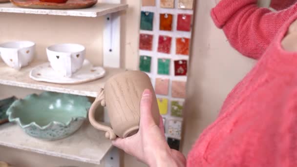 Closup 女性陶艺从陶瓷车间各种样品中选择合适的釉色 — 图库视频影像