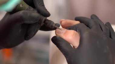 Closeup ayak tirnagi cuticles ve cila profesyonel ayak pedikür matkap Makinası ile çivi kaldırma. Donanım pedikür. 