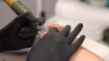 Soyma ve profesyonel pedikür matkap makine kullanarak kaldırma Kallus closeup. Donanım pedikür.