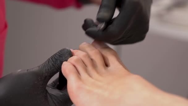 使用指甲钳手动去除趾甲角质层的特写 脚趾指甲角质层切割机 — 图库视频影像