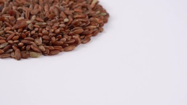 Syrové Červené Rýže Otočném Stole Izolovaných Bílém Pozadí — Stock video