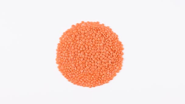 チーフ赤レンズ豆の回転 健康的な生の有機ベジタリアン ターン テーブルは 白い背景で隔離 — ストック動画