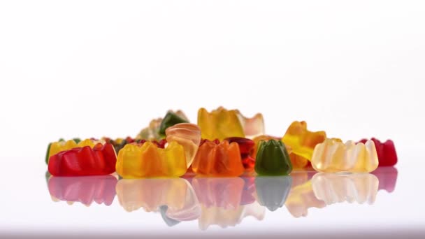 Złote Niedźwiedzie Zwierzę Gummy Cukierki Kolei Tabeli Białym Tle — Wideo stockowe
