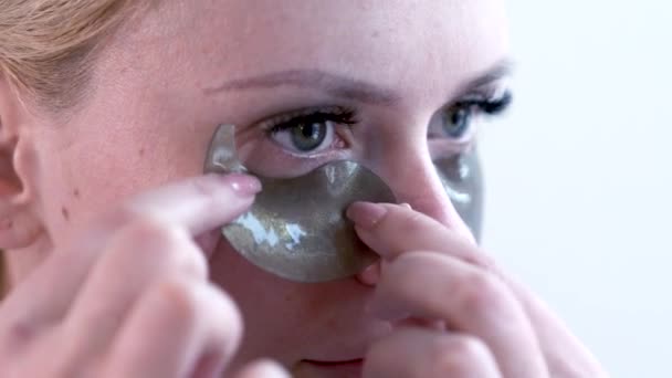 Femme Impose Sous Les Yeux Des Patchs Masque Hydratant Rafraîchissant — Video