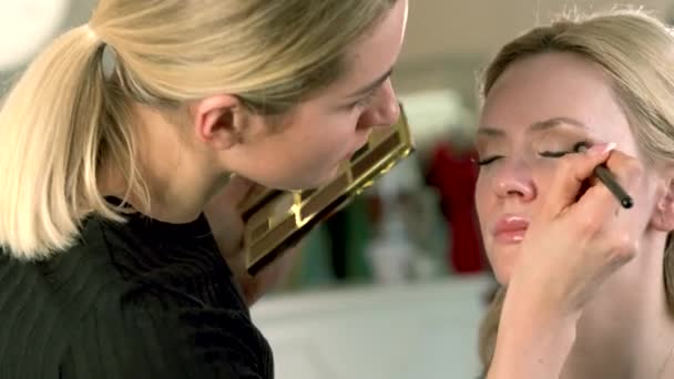 Artista Maquillaje Profesional Aplicando Maquillaje Clásico Para Los Ojos Mujer — Vídeos de Stock