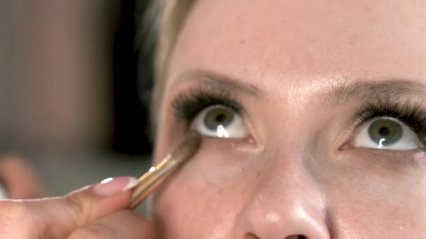 Extrema Vista Cerca Debajo Del Ojo Ojos Ahumados Maquillaje Modelo — Vídeo de stock