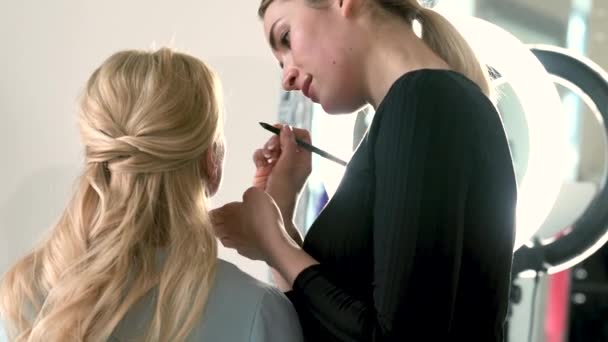 Maquillaje Artista Aplicando Sombra Ojos Con Cepillo Cara Cerca — Vídeos de Stock