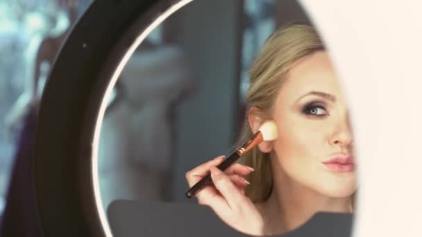 Eine Schöne Elegante Blonde Frau Macht Sich Ein Glamouröses Abend — Stockvideo