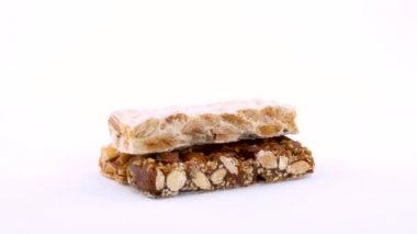 Güney Avrupa nuga konfeksiyon Turron da bilinir. beyaz dönüş tablo üzerinde döner. Beyaz arka plan üzerinde izole yakın çekim. Loopable.