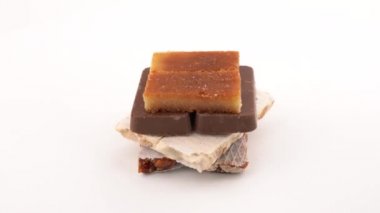 Yumuşak ve sert Turron geleneksel Noel tatlı İspanya ve İtalya ve Latin Amerika. Üzerinde beyaz arka plan üzerinde döner. İzole. Makroyu kapatın. Loopable.