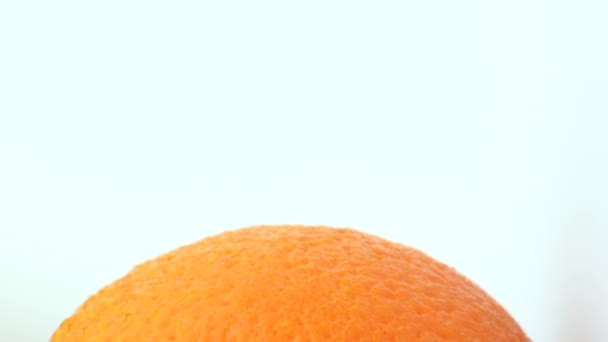 Fruit orange tournant sur la table tournante. Isolé sur fond blanc. Gros plan macro. Vue angulaire tournante . — Video