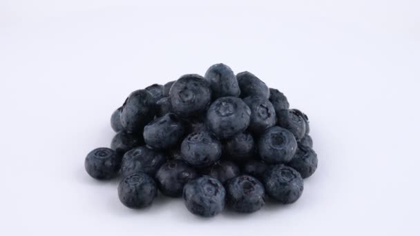 一堆最好的新鲜蓝莓慢慢地在白色的背景上旋转。孤立。特写. — 图库视频影像