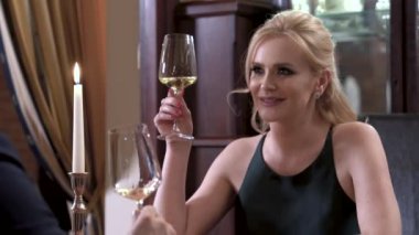 Abiye sarışın bir kadın tungur gözlük elbiseli, hoş bir yemek restoran masada oturan bir adamla mı.