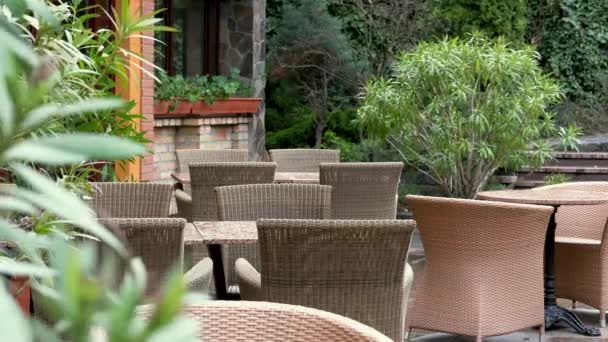 Plan general de tiempo lluvioso en la terraza del restaurante sin personas . — Vídeos de Stock