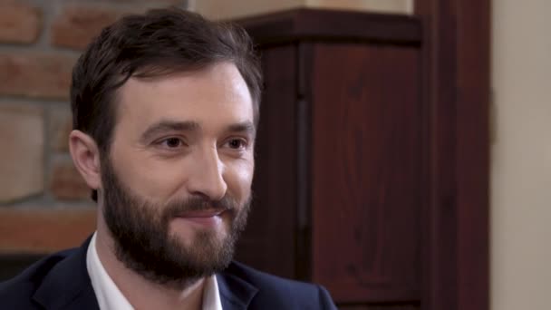 Close-up of a bearded man actor in a suit. Showing a love smile. — Stock Video