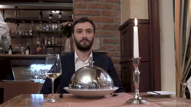 Garson cam yerleşimini düzeltir ve çanak gösterilen cloche açar.