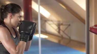 Güzel esmer kadın kickboxing egzersiz fitness salonunda bir eğitmen ile. Ağır çekim. Güçlü ve güzel bir kadın. Zor egzersiz.