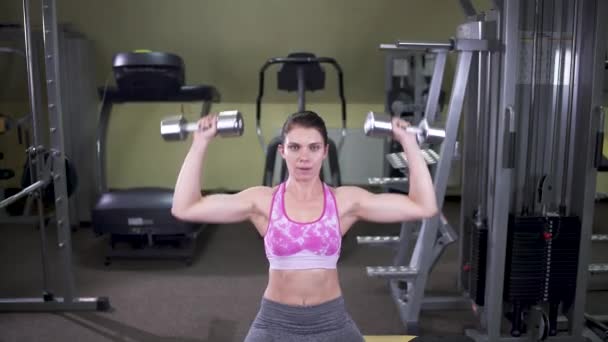 Mulher Morena Bonita Fazendo Dumbbell Supino Exercício Para Musculação Vista — Vídeo de Stock