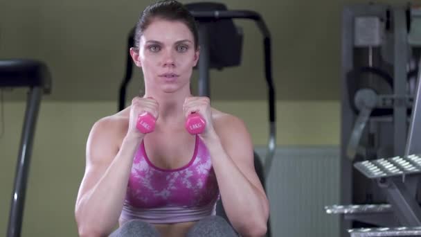 Mekik Dumbbells Ile Eğim Karın Egzersizleri Sportif Odaklı Esmer Kadın — Stok video
