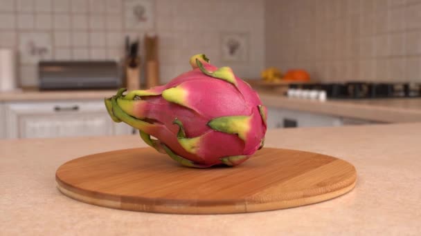 Κοντινό πλάνο, ολόκληρων και νωπών δράκος φρούτα (πιταχάγιες). Περιστρεφόμενη κάμερα με λευκό κουζίνα στο παρασκήνιο. Dolly-shot. — Αρχείο Βίντεο