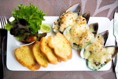 Peynir ve tost ile pişmiş midye