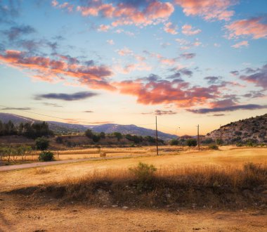 Kıbrıs sonbahar alanları gün batımında