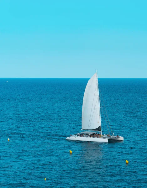 Segelbåt i havet med pågående fest ombord — Stockfoto