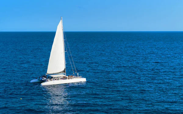 Sailboat in the sea with ongoing party aboard — Stock Photo, Image