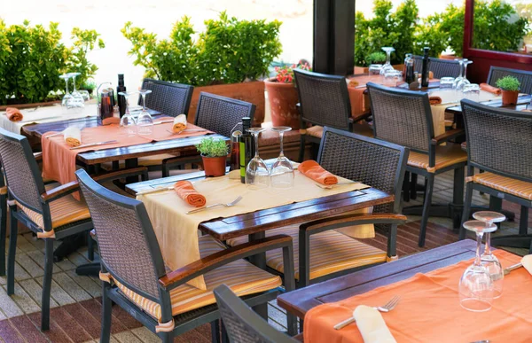 Mesa servida en la terraza de verano cafetería Imágenes de stock libres de derechos