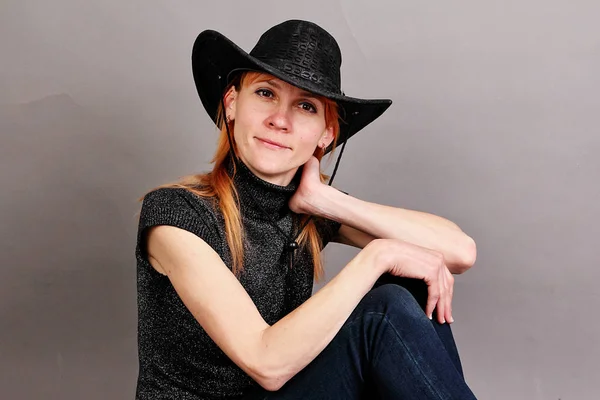 A woman with red hair wearing a hat. — Stock Photo, Image