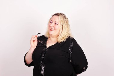 El ile siyah elbiseli şişko kadın gözlük.