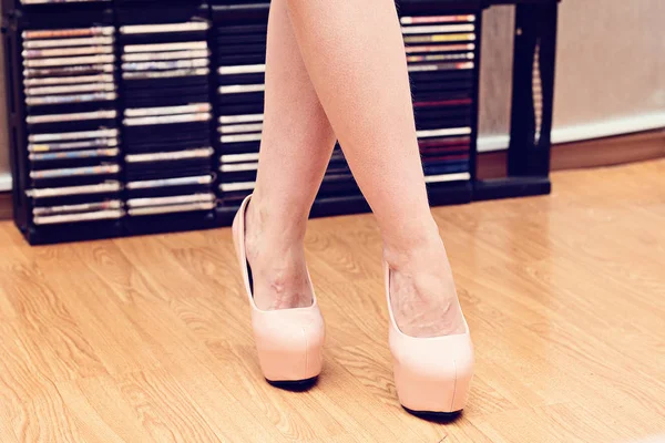 Vrouwelijke voeten in schoenen. — Stockfoto