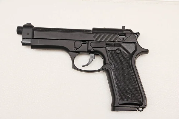 A kopya-in siyah 9mm tabanca.