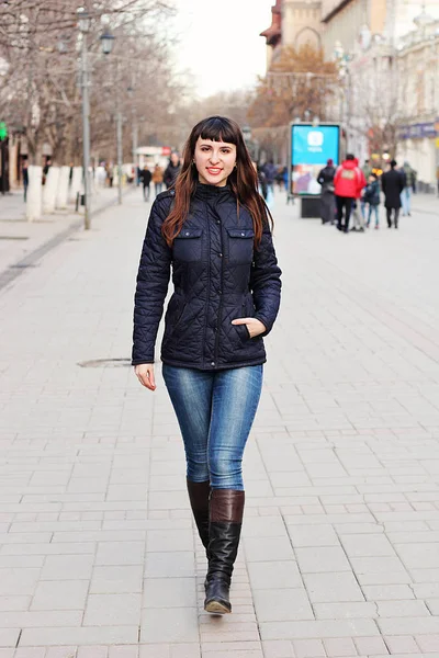 Genç güzel kız bir acelesiz yürüyüş yapar.