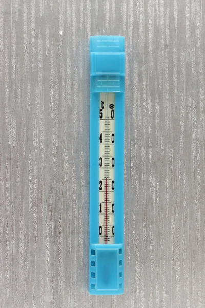방에 있는 온도 측정 하기 위한 온도계. — 스톡 사진