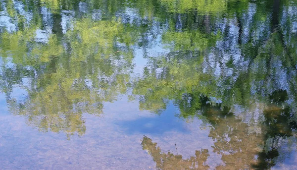 Spiegeloppervlak van water. — Stockfoto