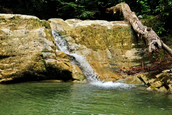 Una pequeña cascada en las montañas. — Foto de Stock