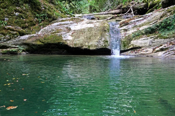 Wasserfall in den Bergen des Kaukasus. — Stockfoto